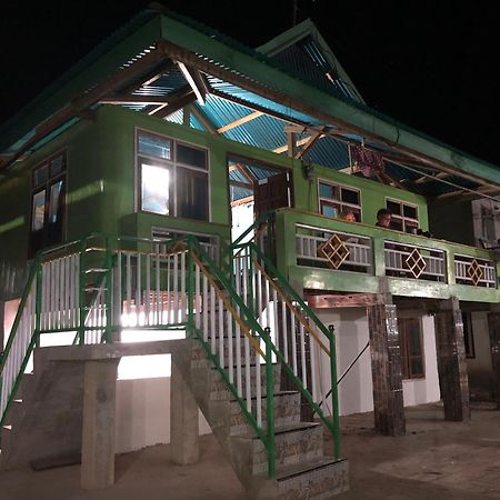 Dua Putri Komodo Homestay Εξωτερικό φωτογραφία
