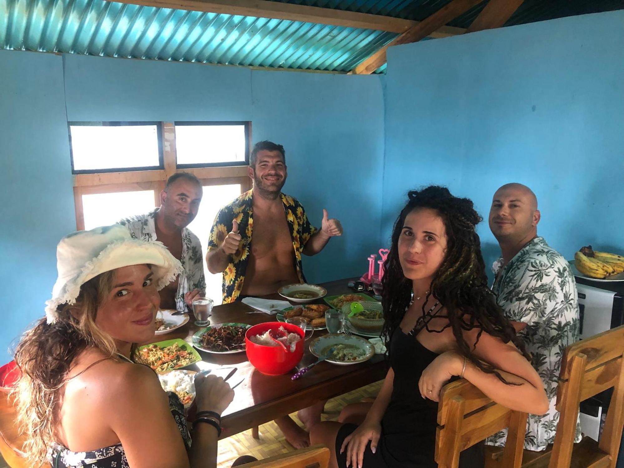 Dua Putri Komodo Homestay Εξωτερικό φωτογραφία