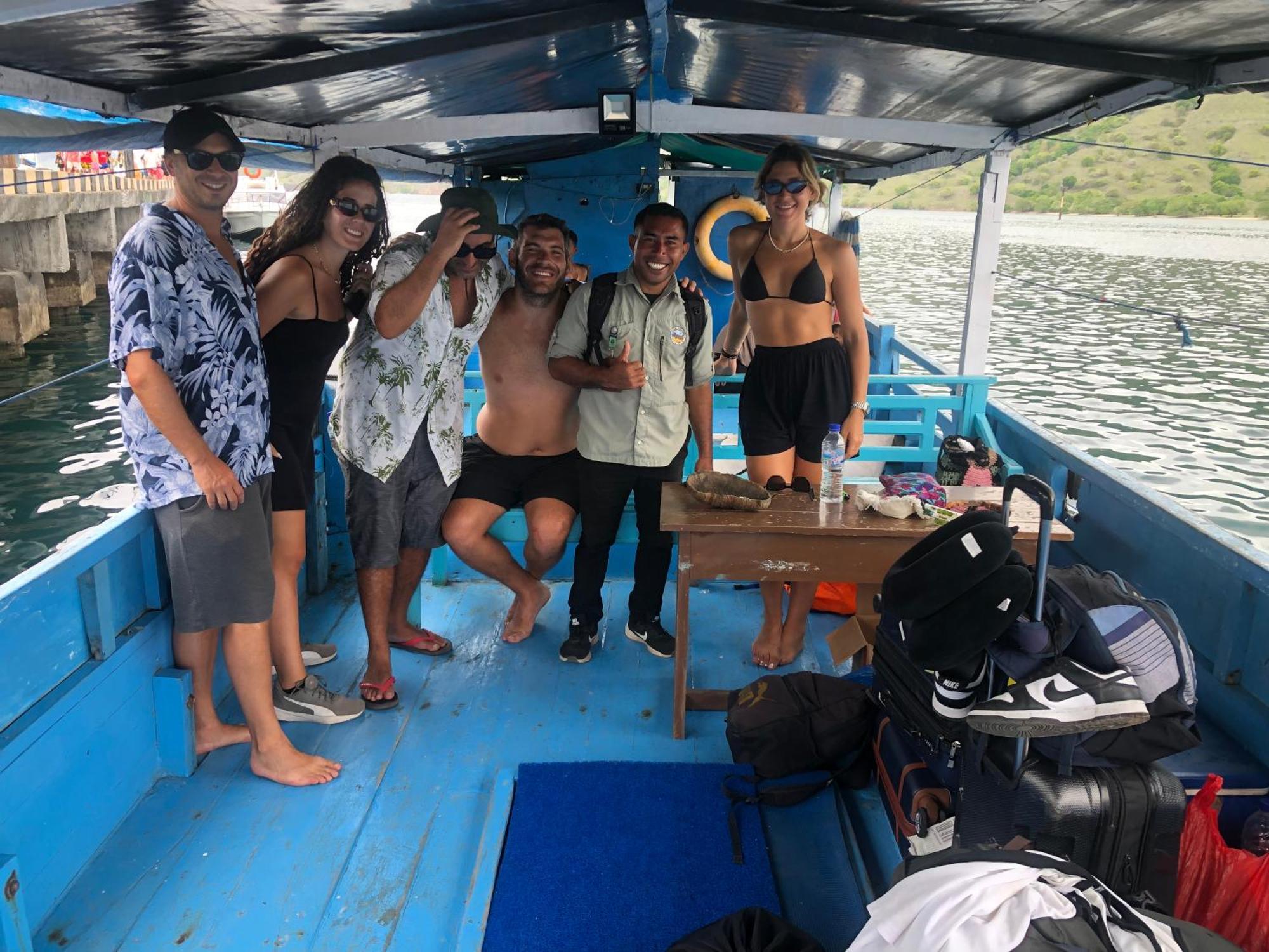 Dua Putri Komodo Homestay Εξωτερικό φωτογραφία