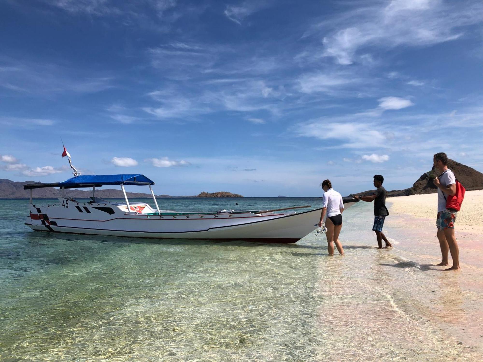 Dua Putri Komodo Homestay Εξωτερικό φωτογραφία