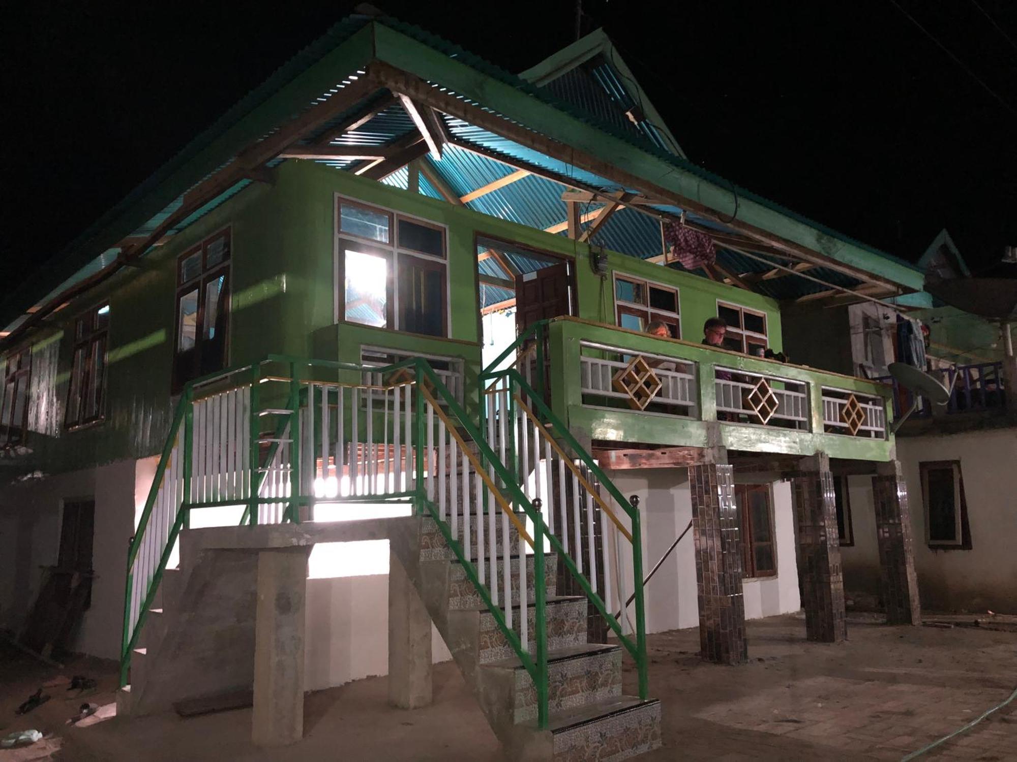 Dua Putri Komodo Homestay Εξωτερικό φωτογραφία